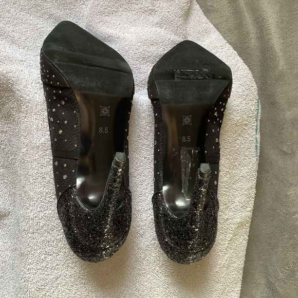 BCBGeneration Black Pointy Toe Pumps with Silver Rhinestones. NWOT. Size 8.5 - Picture 3 of 7